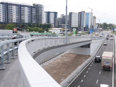 На кількох вулицях біля нового моста у Франківську планують обмежити паркування