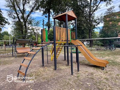 В Авіаторському оновили дитячий майданчик з новим ігровим комплексом