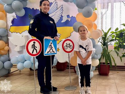 Ужгородських школярів навчали безпеки на дорозі: поліцейські нагадали дітям важливі правила