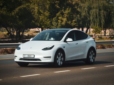 Українці ввезли 473 Tesla Model Y за місяць: цінник залежить від аварійного минулого
