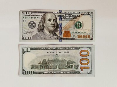 Сині 100 доларів: як виглядає нова банкнота та чи потрібно обмінювати старі