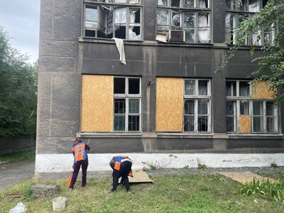 У Дніпрі пошкоджено спортивну школу через ворожу атаку