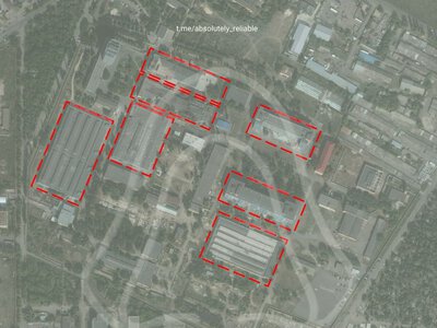 Супутникові знімки OSINT-аналітиків кажуть про ураження, як мінімум, 5 цехів Азовського оптико-механічного заводу (ФОТО)