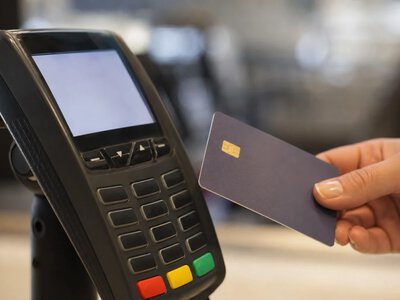 Шахраї знову використовують поштові листи та скімери для крадіжки даних карток