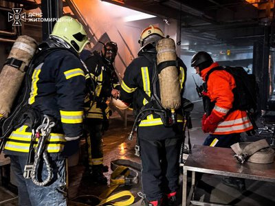 Ворог атакував підприємство харчової промисловості у Житомирській громаді: виникла пожежа
