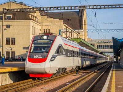 Які поїзди затримуються до Львова та зі Львова