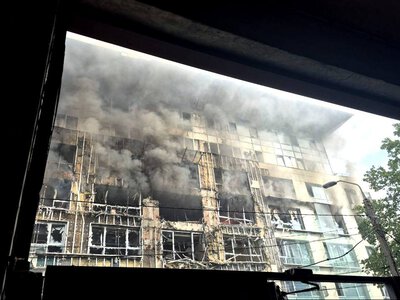 Росіяни вдарили по Дніпру безпілотником: вирує пожежа у бізнес-центрі