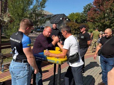 У Тячеві провели «Кубок Тячева» серед військових та ветеранів: як пройшли силові змагання