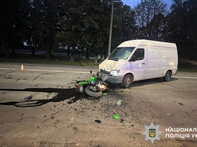 У Чернівцях бус зіштовхнувся з мотоциклом: водій двоколісного у лікарні
