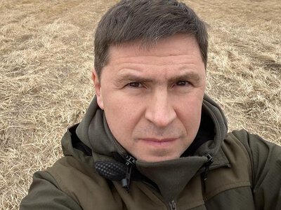«Коли будете чути тривогу, знайте: Подоляк співпрацює з росіянами». СБУ закликали розслідувати «зраду національних інтересів» з боку радника ОП