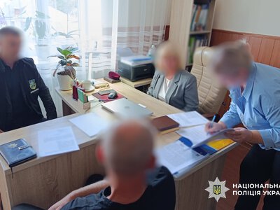 На Одещині викрили посадовицю сільради та інженерку, які привласнили мільйон на ремонті стадіону