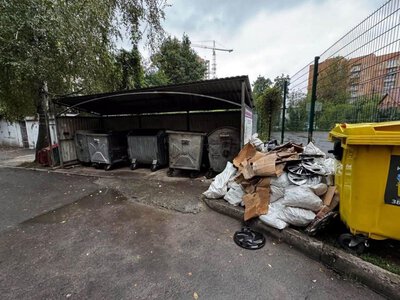 У Рівному біля контейнерів знову утворюють стихійні сміттєзвалища