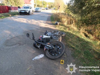 На Прикарпатті 16-річний мотоцикліст зіткнувся з двома авто та наїхав на пішохідок