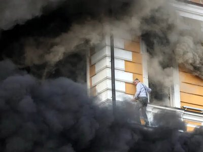 російський дрон влучив у будівлю НАН України в центрі Києва. Люди рятуються через вікна