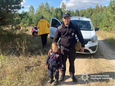  Менш ніж за годину поліцейські розшукали зниклих в лісі бабусю з трирічним онуком 