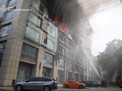 У Дніпрі російський дрон вдарив по бізнес-центру: є загиблі та поранені