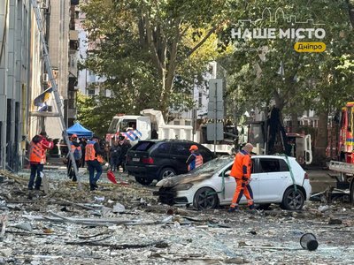 Російські обстріли пошкодили будівлю в центрі Дніпра: загиблі та поранені