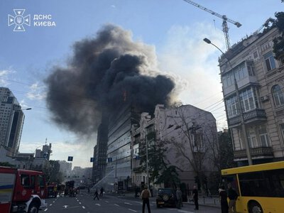Росіяни вдруге вдарили по центру Києва: вирує пожежа у Добробуті