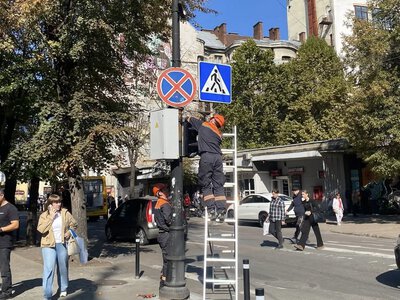 В Івано-Франківську на перехресті Січових Стрільців – Чорновола встановлюють новий світлофор