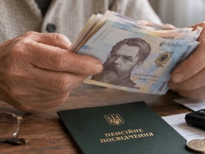 Пенсія залишилася на картці після виїзду з ТОТ: юрист пояснив, чи можна нею користуватися