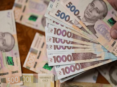 Зарплата зросла, а грошей знову немає: сім звичок, які з’їдають дохід