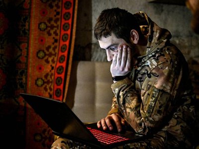 Українські військові навчилися скидати наземних роботів із дронів: систему створили за 10 днів