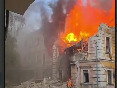 Росіяни вдарили по Академії наук у Києві: рятувальники гасять пожежу та шукають людей під завалами (відео)