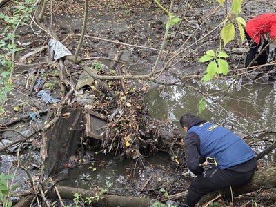 Дитячий візочок, диван і бетонні урни: у Запоріжжі містяни розчистили занедбану ділянку річки Суха (фото, відео)