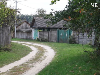 Розбиті дороги, відсутній зв’язок та автобус раз на тиждень: як живе село на півночі України (Відео)