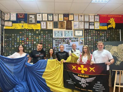  Пошкоджений ворожими дронами прапор із Краматорська стане артоб'єктом на благодійному аукціоні у Великій Британії 