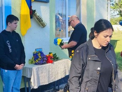 У Вапнярках відкрили меморіальну дошку на честь загиблого воїна Юрія Вишнівського