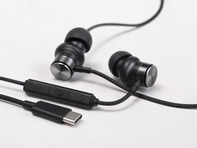 Bose представила дротові навушники USB-C з активним шумозаглушенням