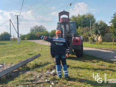 Позашляховик на повній швидкості збив електроопору у Миколаївській області