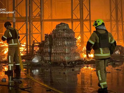 На Броварщині загорілись два склади після російської атаки: у зоні пожежі виявили перевищення аміаку