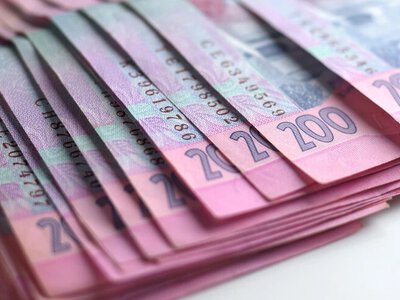 Учителі шести областей отримуватимуть додаткові 2600 грн: за яких умов