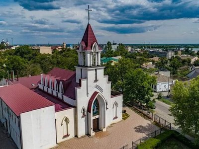 Костел, який пережив радянську епоху, тепер знову під ударом: історія святині