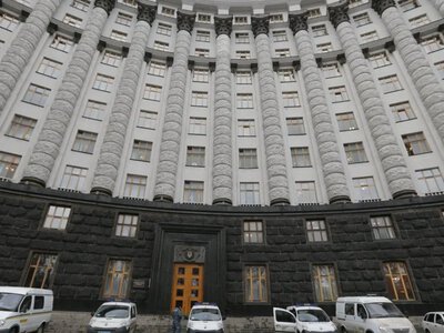 Уряд заморозив частину видатків: прем’єр відповів, чи платитимуть пенсії українцям 