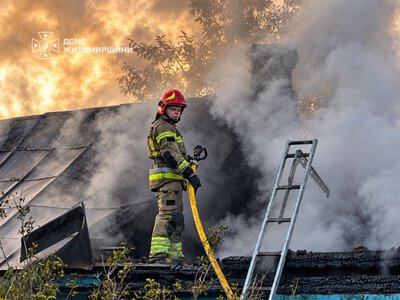 Вогнеборці не дали пожежі перекинутися на сусідній житловий будинок у с. Старочуднівська Гута
