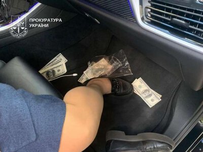 Директорку Навчально-наукового центру підозрюють в одержанні 10 тис. дол. за запрошення іноземців