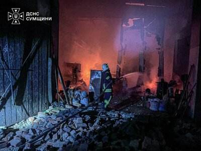 Ворог ударив по Сумщині: рятувальники гасили пожежі під загрозою нової атаки + Фото