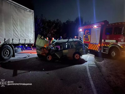 Серйозна ДТП на Дніпропетровщині: ВАЗ розтрощений вщент, є постраждалий