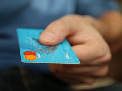 Українцям можуть урізати ліміти на перекази та кількість карток: кого це торкнеться