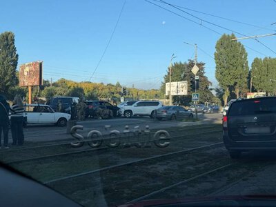 У Кам’янському під час спецоперації КОРД авто врізалося у стовп: відео моменту ДТП