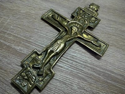 Київські митники вилучили старовинні дрейдли, ікону та хрест