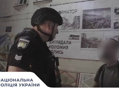 У Коломиї чоловік із розбитою пляшкою кидався на людей