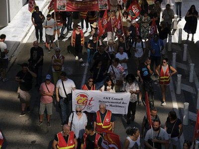 У Франції на масштабні протести вийшли держслужбовці та школярі