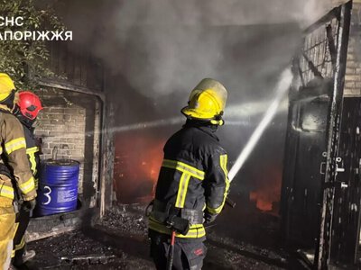 У Запоріжжі під час пожежі ледь не загинув чоловік та вигоріли вщент 2 автомобілі