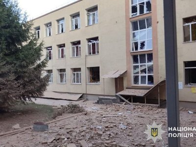 ​Росіяни завдали удару КАБами по Сумах: є загиблі і поранені. Серед цілей ворога була школа