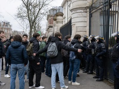 У Франції учні зіткнулися з поліцією під час блокад шкіл — The Guardian