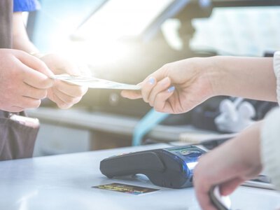 Чи можна зняти велику суму готівки в банку: які ліміти діють у 2026 році